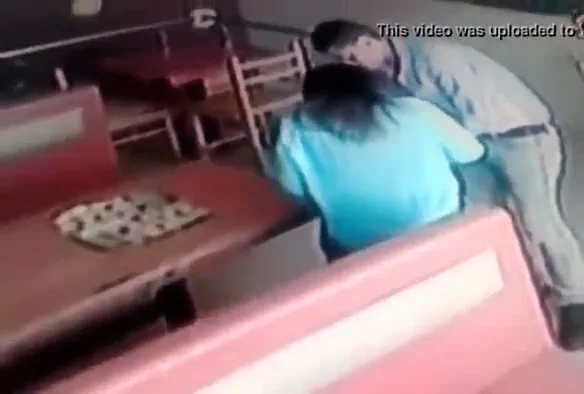 रेस्टोरेंट में देसी कपल की जोरदार चुदाई करते हुए मैनेजर ने पकड़कर लताड़ा ब्लू फिल्म वीडियो — screenshot 3