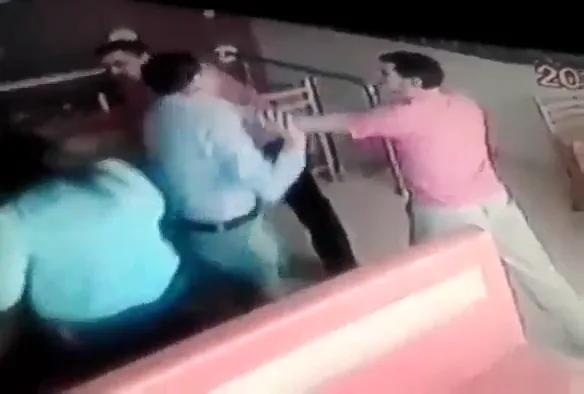 रेस्टोरेंट में देसी कपल की जोरदार चुदाई करते हुए मैनेजर ने पकड़कर लताड़ा ब्लू फिल्म वीडियो — screenshot 5