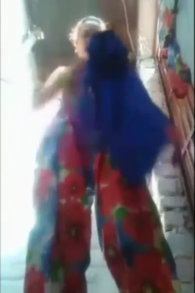 देहाती औरत ने कच्चे टॉयलेट में नंगा होकर चूत गांड दिखाया देसी एमएमएस वीडियो — screenshot 1