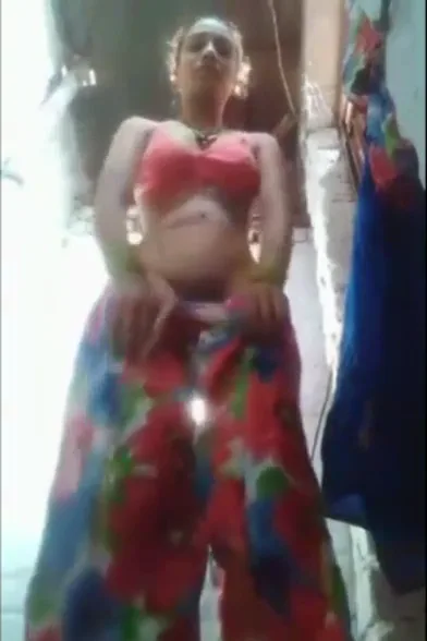 देहाती औरत ने कच्चे टॉयलेट में नंगा होकर चूत गांड दिखाया देसी एमएमएस वीडियो — screenshot 2