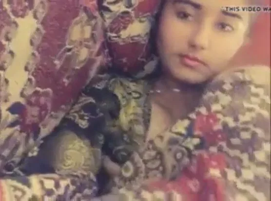 सुंदर देसी लड़की ने सहलाकर दिखाए अपने बड़े बूब्स और गीली चूत का नजारा हिंदी बीएफ वीडियो — screenshot 1