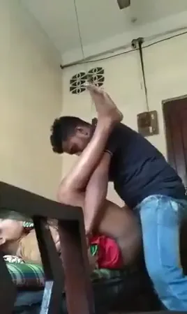 भाभी को गोद में उठाकर कमरे में ले जाकर चूत चोदने वाला देसी सेक्स वीडियो — screenshot 4