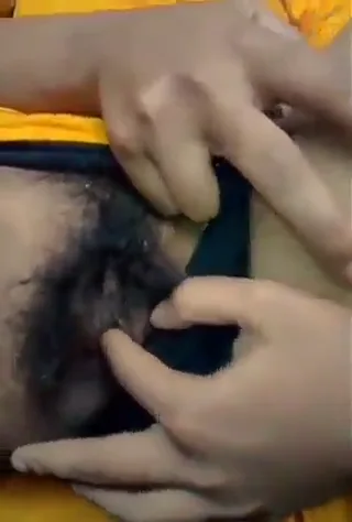 पैंटी हटाकर बंगाली बाला ने काले झांटों वाली बुर दिखाई देसी चूत वीडियो — screenshot 5