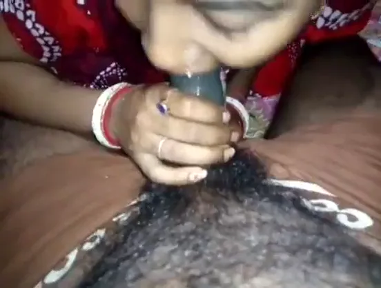 पति का लंड और डिलडो एक साथ चूसती भाभी की गंदी हिंदी बीएफ वीडियो — screenshot 5