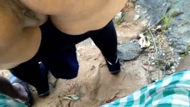 खुले मैदान में चोदा चोदी करते इंडियन कपल का पूरा गांड चूत सेक्स वीडियो