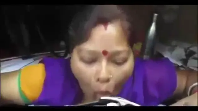 दोस्त की माँ ने लंड चूस डाला देसी आंटी चुदाई हिंदी बीएफ वीडियो — screenshot 4