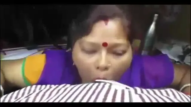 दोस्त की माँ ने लंड चूस डाला देसी आंटी चुदाई हिंदी बीएफ वीडियो — screenshot 5