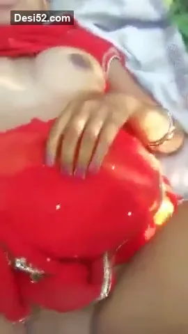 बीवी की लाल साड़ी उठाकर पति ने की खुली आउटडोर देहाती चुदाई वीडियो — screenshot 2