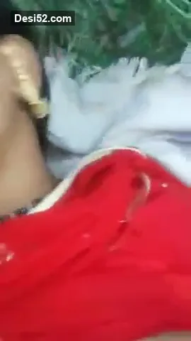 बीवी की लाल साड़ी उठाकर पति ने की खुली आउटडोर देहाती चुदाई वीडियो — screenshot 3