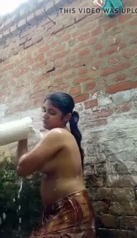 पड़ोसी दीदी ने बॉयफ्रेंड के लिए बाथरूम में नंगा MMS बनाया बीएफ वीडियो — screenshot 3