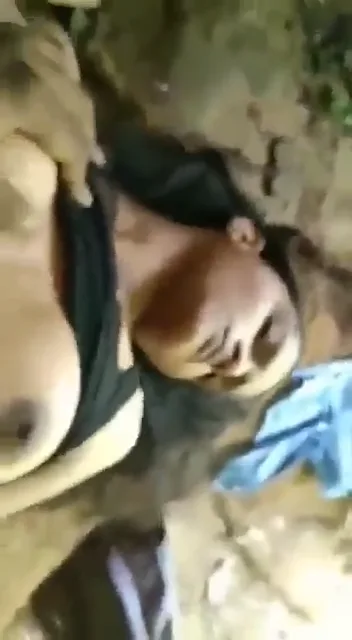 खंडहर में गर्लफ्रेंड की काली झाटों वाली गंदी बुर चोदने वाली देहाती चुदाई — screenshot 5