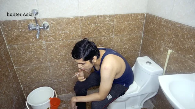 रंडी भाभी को लंड चटाकर देवर ने बाथरूम में जोरदार चुदाई की देसी एमएमएस — screenshot 1