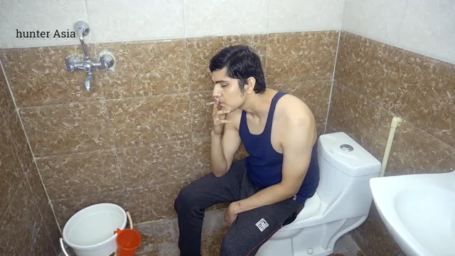 रंडी भाभी को लंड चटाकर देवर ने बाथरूम में जोरदार चुदाई की देसी एमएमएस — screenshot 2