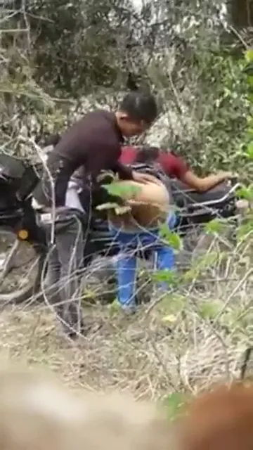 जंगल में लवर्स ने देसी चुदाई करते हुए मस्ती की ब्लू फिल्म वीडियो — screenshot 1