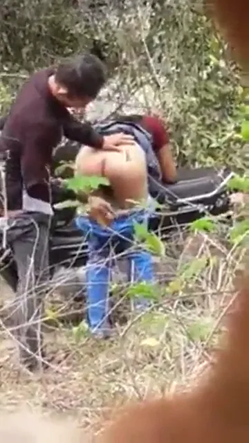 जंगल में लवर्स ने देसी चुदाई करते हुए मस्ती की ब्लू फिल्म वीडियो — screenshot 2