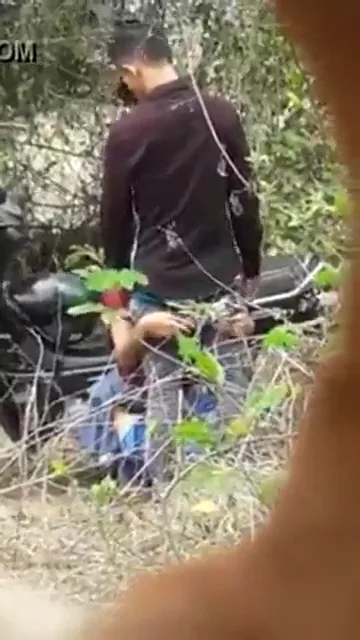 जंगल में लवर्स ने देसी चुदाई करते हुए मस्ती की ब्लू फिल्म वीडियो — screenshot 6