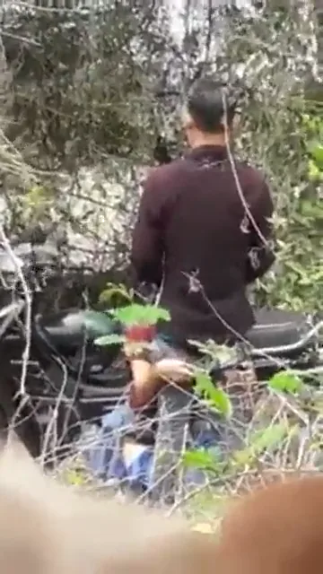 जंगल में लवर्स ने देसी चुदाई करते हुए मस्ती की ब्लू फिल्म वीडियो — screenshot 7