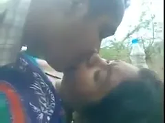 साड़ी वाली आंटी की काली चिकनी चूत को खुले में चोदते हुए देहाती चुदाई MMS — screenshot 1
