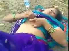 साड़ी वाली आंटी की काली चिकनी चूत को खुले में चोदते हुए देहाती चुदाई MMS — screenshot 4