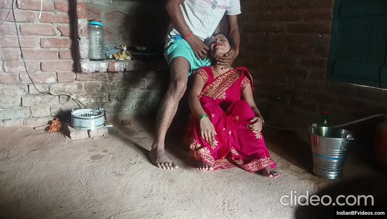 गरीब पति ने साड़ी वाली मासूम बीवी को बेडरूम में जबरदस्त चोदा हिंदी बीएफ देसी सेक्स