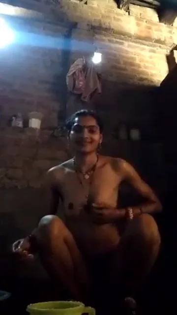 गाँव की देहाती भाभी नंगी बाथरूम में चूत दिखाती हुई MMS वीडियो — screenshot 1