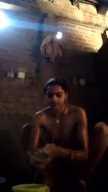 गाँव की देहाती भाभी नंगी बाथरूम में चूत दिखाती हुई MMS वीडियो — screenshot 2