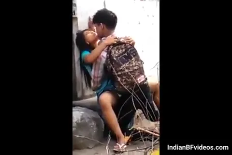 वाल कंपाउंड के पीछे कॉलेज लवर्स की छुपी चुदाई स्पाई कैमरा हिंदी बीएफ वीडियो — screenshot 1