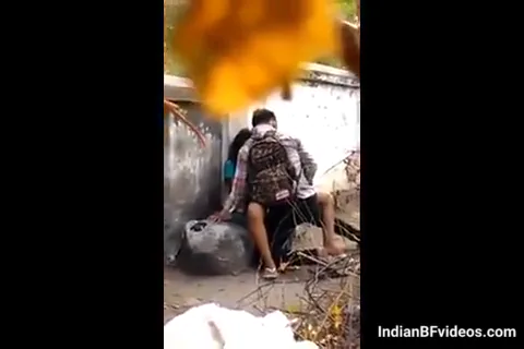 वाल कंपाउंड के पीछे कॉलेज लवर्स की छुपी चुदाई स्पाई कैमरा हिंदी बीएफ वीडियो — screenshot 5