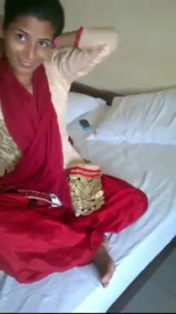 होटल में गर्लफ्रेंड लाकर उसकी चूत का भोसड़ा बना दिया गंदा देसी चुदाई वीडियो — screenshot 1