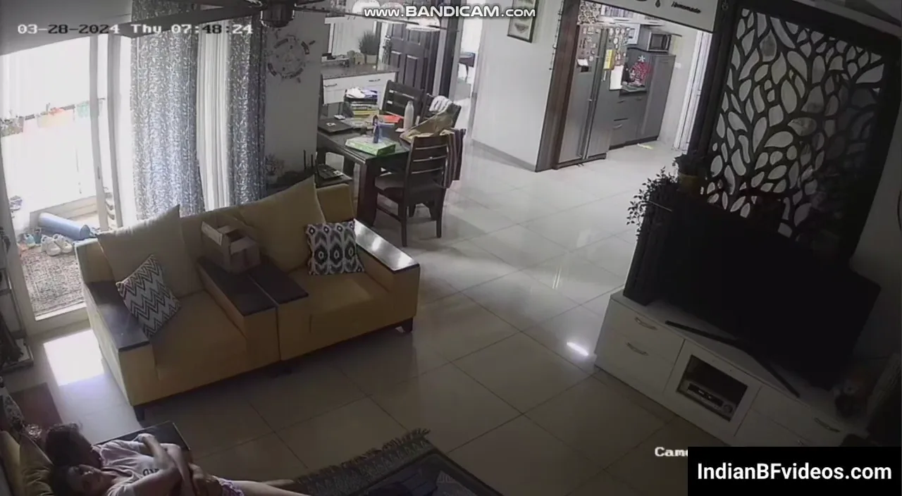 ठरकी अंकल ने जवान कामवाली के बूब्स दबा चुत में उंगली करते हुए बेडरूम में देसी चुदाई की MMS