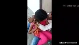 दो लड़कियों ने लंड चूसा और क्रीम निकालकर खाई सेक्स MMS वीडियो — screenshot 1