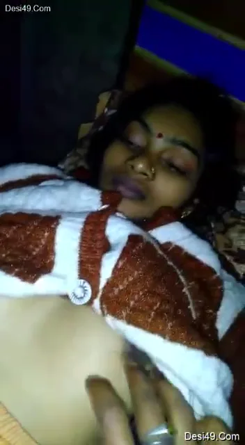 सर्दियों में पति ने बीवी की झांटो वाली काली चूत और गोरे बूब्स खोलकर दिखाएं वीडियो — screenshot 2