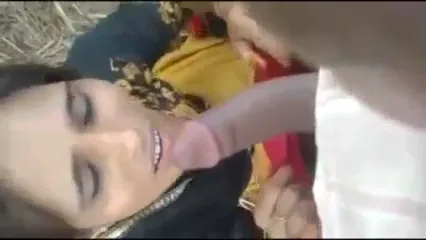 जंगल में बंजारन लेडी को पैसे देकर लंड चुसाई हिंदी बीएफ वीडियो — screenshot 6