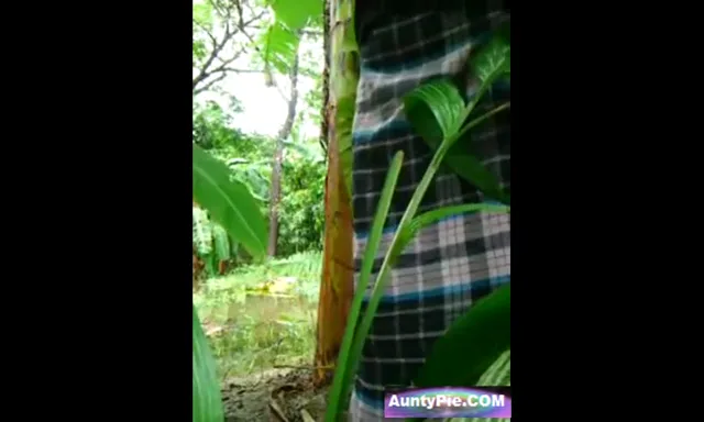 जंगल में बीवी की चूत चोदी लुंगी उठाकर देसी गांव चुदाई MMS वीडियो — screenshot 1
