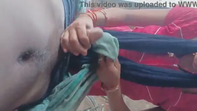गांव की सेक्सी विलेज लेडी ने मस्त लंड चूसा देसी ब्लो जॉब वीडियो — screenshot 1