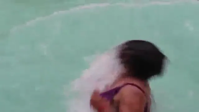 मौसी ने स्विमिंग पूल में देवर के लंड पर चढ़कर देसी सेक्स किया गांव की चुदाई वीडियो — screenshot 1