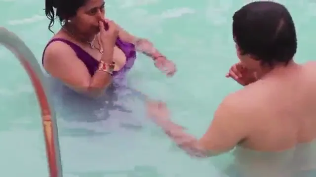 मौसी ने स्विमिंग पूल में देवर के लंड पर चढ़कर देसी सेक्स किया गांव की चुदाई वीडियो — screenshot 2