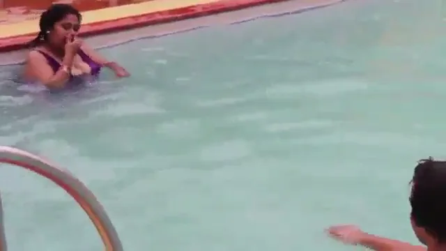मौसी ने स्विमिंग पूल में देवर के लंड पर चढ़कर देसी सेक्स किया गांव की चुदाई वीडियो — screenshot 7