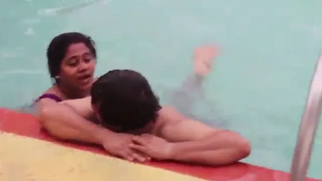 मौसी ने स्विमिंग पूल में देवर के लंड पर चढ़कर देसी सेक्स किया गांव की चुदाई वीडियो — screenshot 9