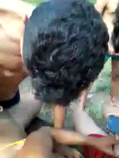 पिकनिक में चार दोस्तों ने मिलकर साथी लड़की का जबरदस्त गैंगबैंग चोदा देसी MMS वीडियो — screenshot 1