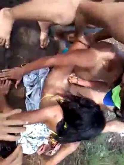पिकनिक में चार दोस्तों ने मिलकर साथी लड़की का जबरदस्त गैंगबैंग चोदा देसी MMS वीडियो — screenshot 8