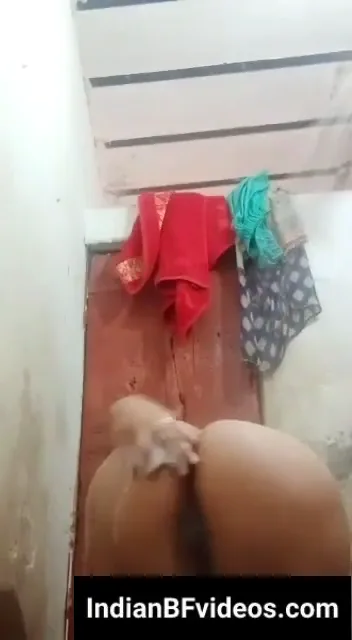 नहाते हुए पाकी भाभी ने चूत में ऊँगली डालकर मस्ती की वीडियो — screenshot 2