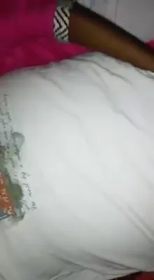 चुदासी मल्लू लड़की ने बॉयफ्रेंड का लंड सहलाया और किसिंग की — screenshot 1