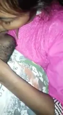 चुदासी मल्लू लड़की ने बॉयफ्रेंड का लंड सहलाया और किसिंग की — screenshot 2