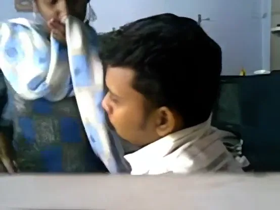 तमिल साली के साथ मोबाइल शॉप में गंदी चूत चुदाई देसी सेक्स वीडियो — screenshot 2
