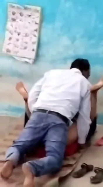सरकारी बाबू ने आंगनवाड़ी में रांड लाकर उसकी चूत चोदी देसी रंडी चुदाई हिंदी बीएफ — screenshot 2