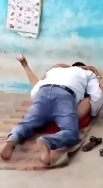 सरकारी बाबू ने आंगनवाड़ी में रांड लाकर उसकी चूत चोदी देसी रंडी चुदाई हिंदी बीएफ — screenshot 3