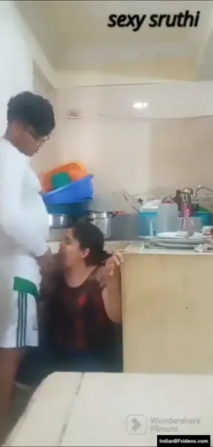 किचन में कजिन सिस्टर को लंड चूसाकर वीर्य पिलाया देसी सेक्स हिंदी बीएफ वीडियो — screenshot 2