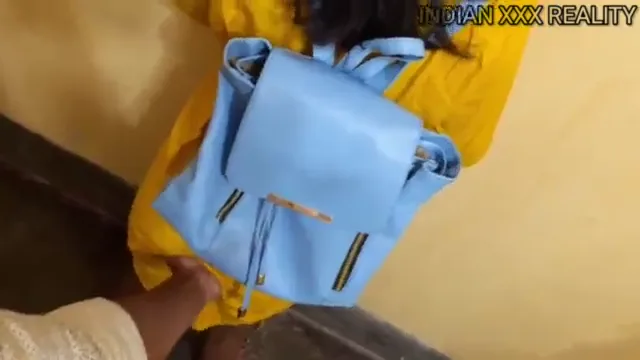 कॉलेज बैग लादे लड़की को टीचर ने पीठ पर रखकर चोदा स्कूल वाली क्लिप — screenshot 1