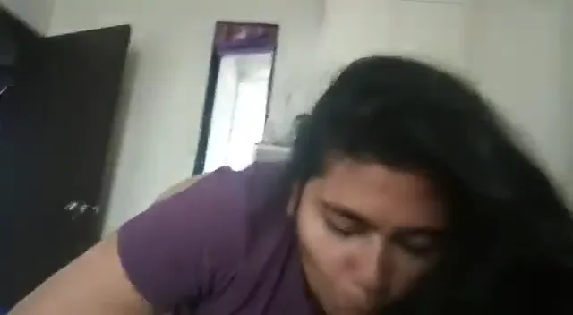 मोटी चुबी गर्लफ्रेंड के बाल पकड़कर जबरदस्त लंड चुसाई का देसी सेक्स MMS वीडियो — screenshot 5